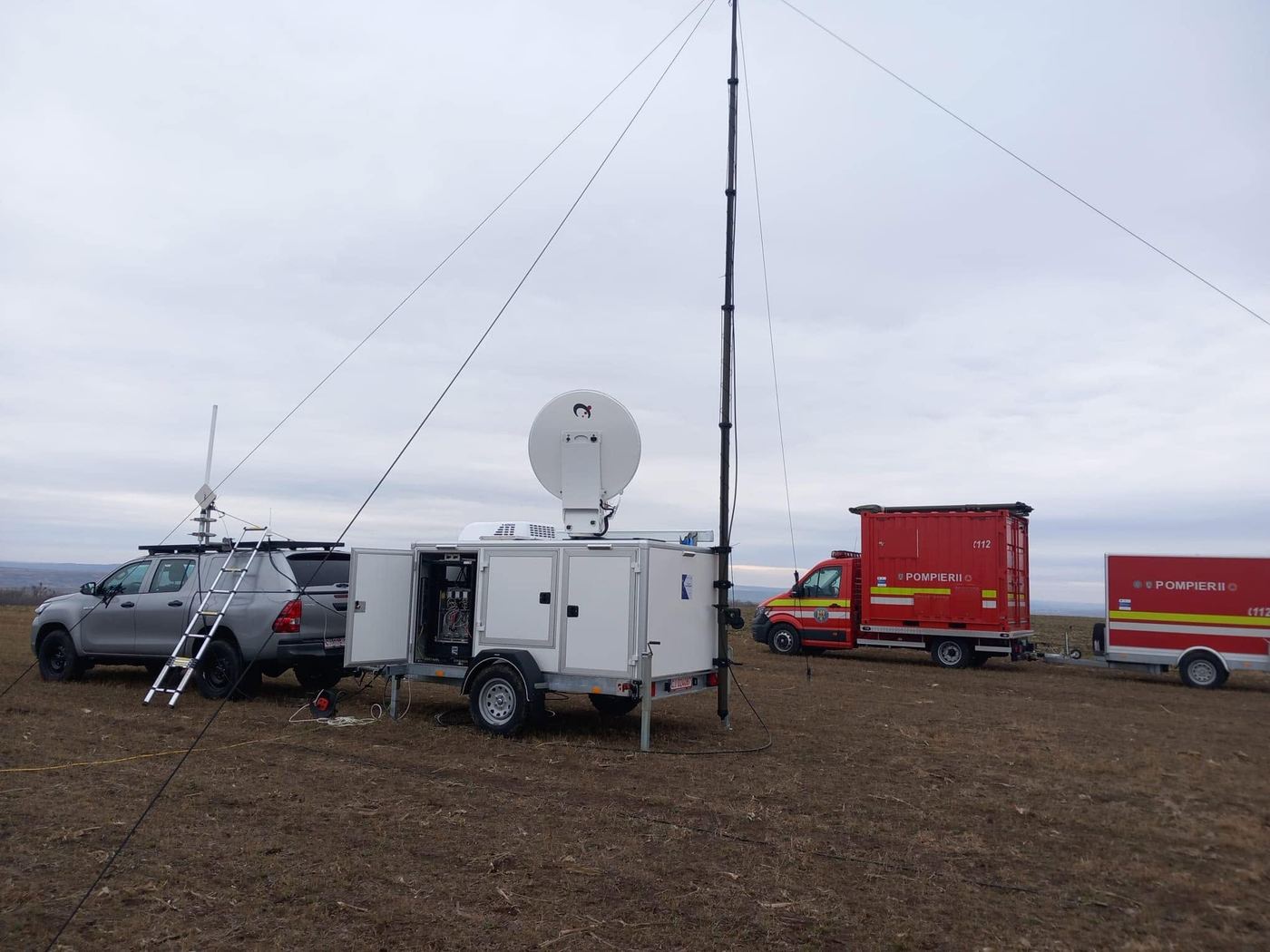 Autospecială de telecomunicații cu antenă satelit și pilon