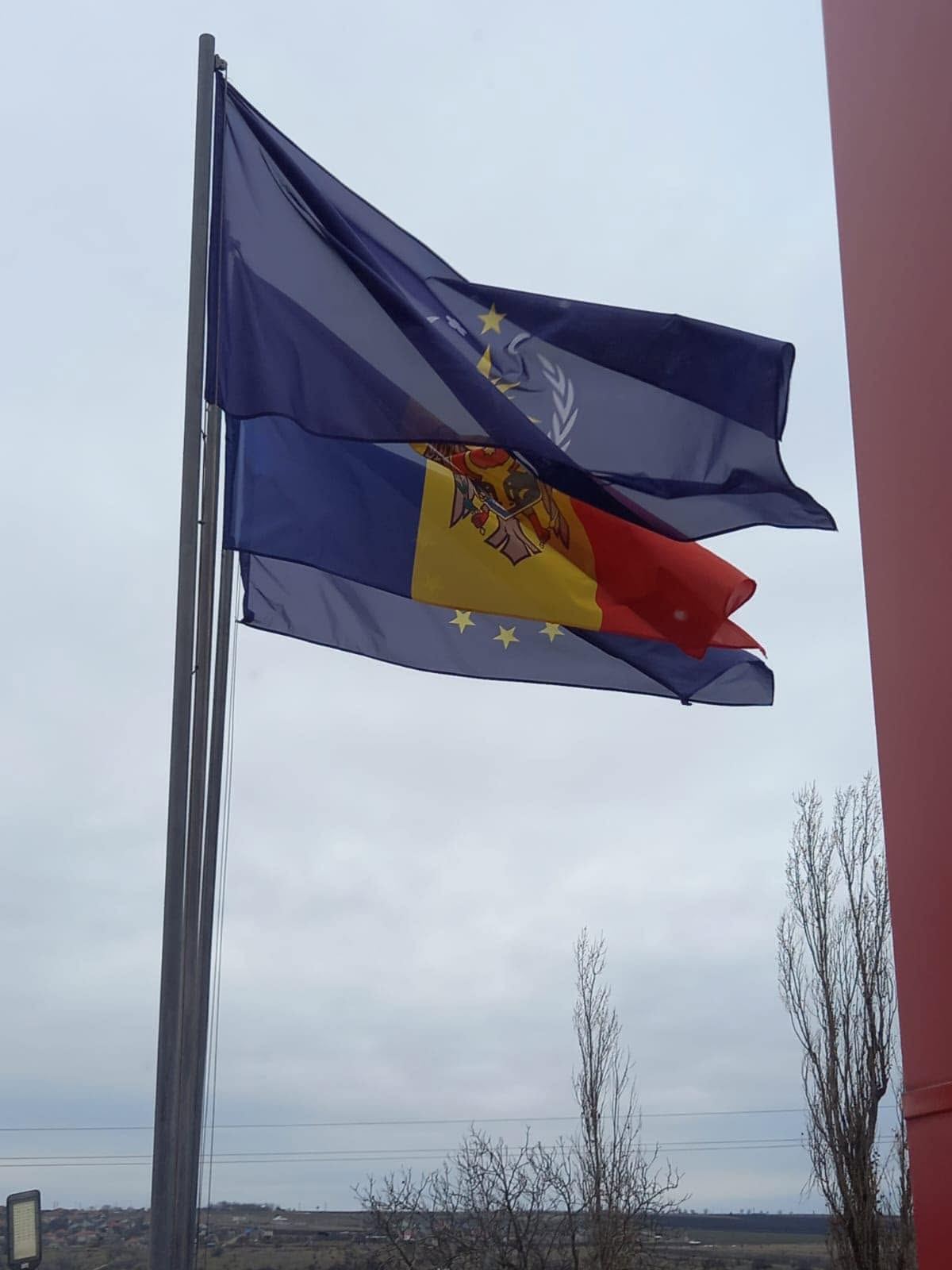 Drapelele Republicii Moldova și al Uniunii Europene