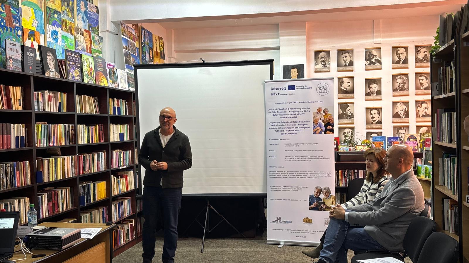 Sala conferinței de lansare, alături de roll-up-ul proiectului